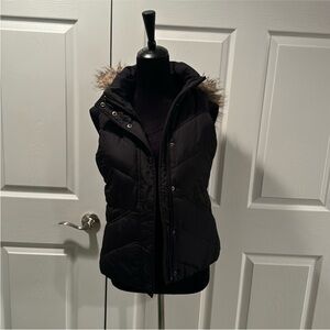 Women's Black Puffer Vest with Faux Fur Trim